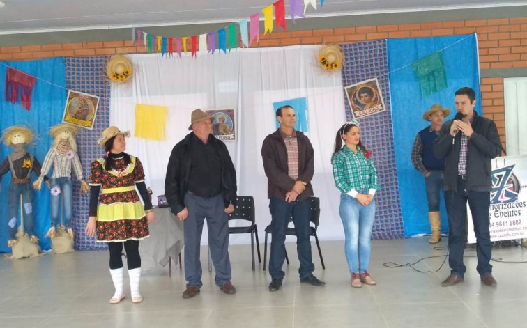 Idosos se divertem em festa junina