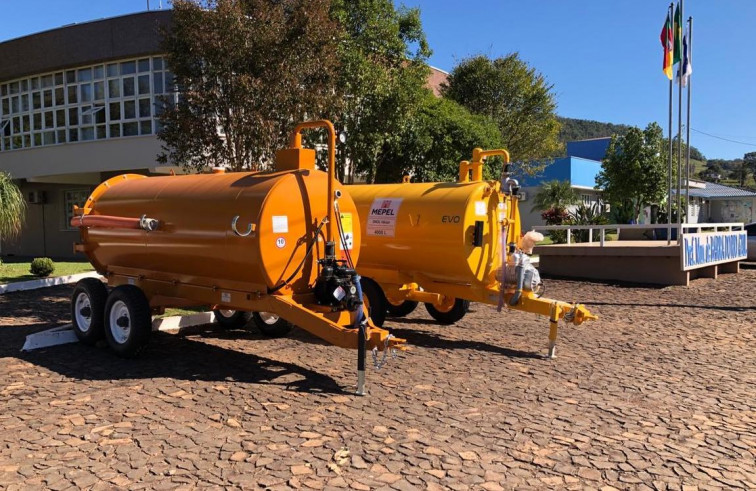 Prefeitura adquire dois distribuidores de adubo líquido