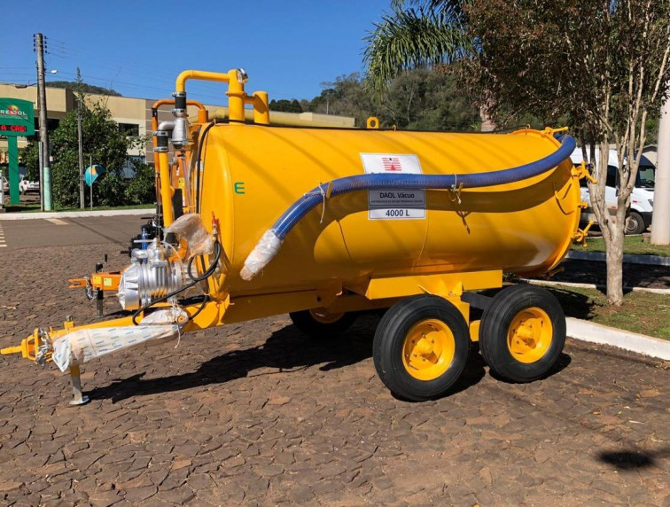 Prefeitura adquire dois distribuidores de adubo líquido