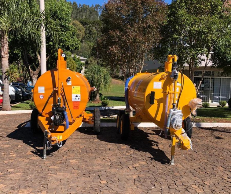 Prefeitura adquire dois distribuidores de adubo líquido