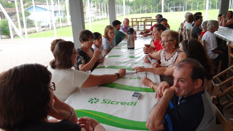 Grupos de idosos e PCDs realizam confraternização de final de ano