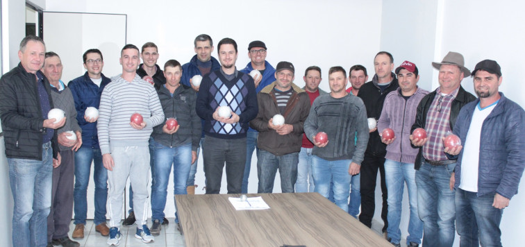 Prefeitura de Barra do Rio Azul entrega jogo de bochas