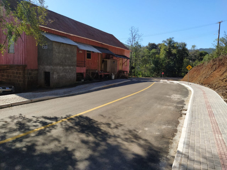 RUA DAS TULIPAS RECEBE ASFALTO