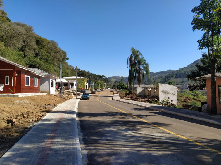 RUA DAS TULIPAS RECEBE ASFALTO