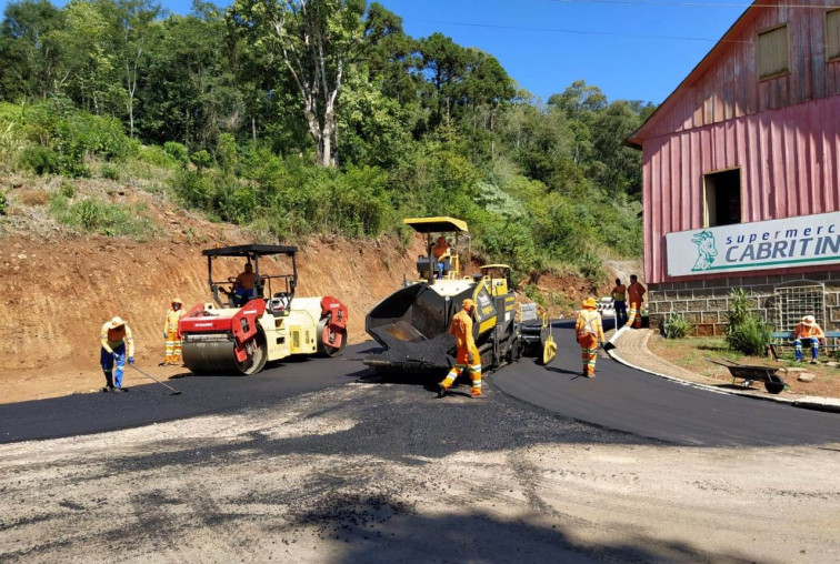 Mais uma rua é pavimentada