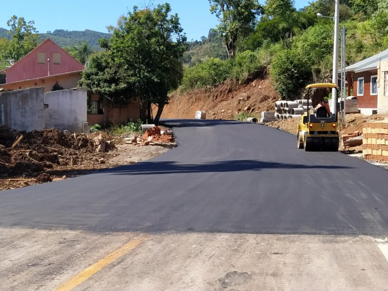 Mais uma rua é pavimentada