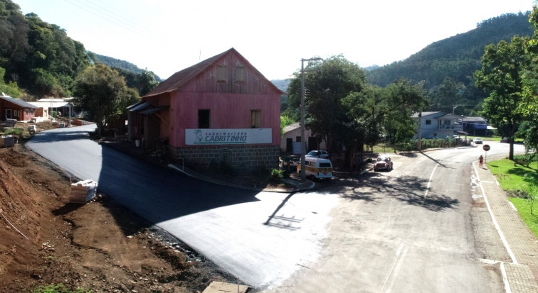 Mais uma rua é pavimentada