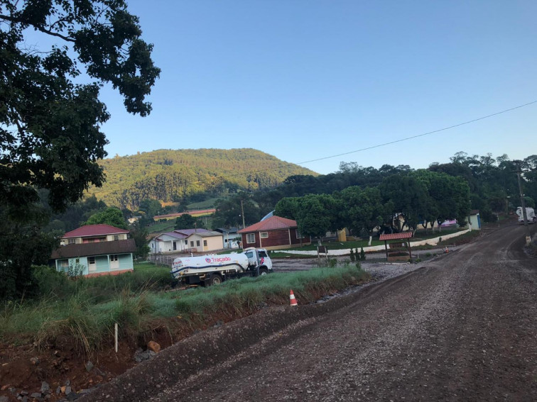 Prefeitura inicia asfalto no interior