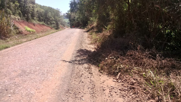 Serviços de roçadas nos acessos ao município