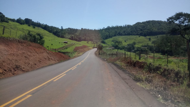 Serviços de roçadas nos acessos ao município