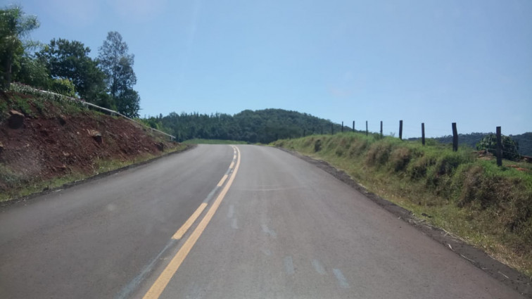 Serviços de roçadas nos acessos ao município