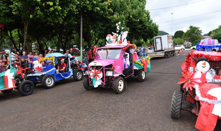 Papai Noel encanta crianças e adultos