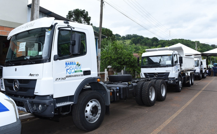 Prefeitura adquire três caminhões 