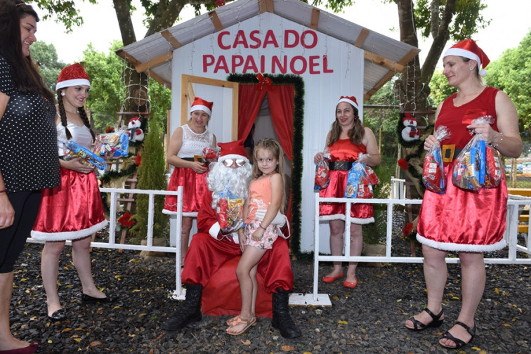 Papai Noel encanta crianças e adultos