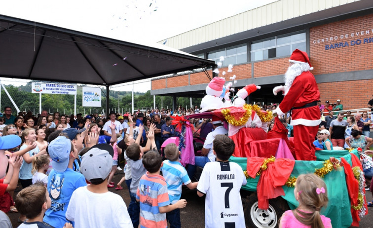 Papai Noel encanta crianças e adultos