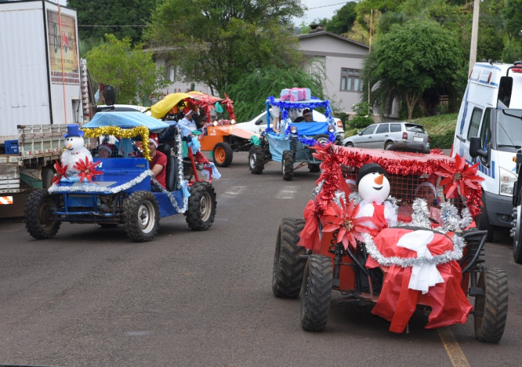 Papai Noel encanta crianças e adultos