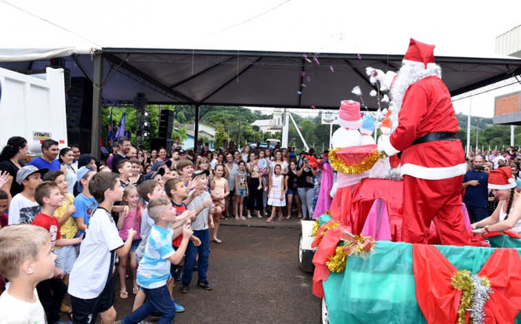 Papai Noel encanta crianças e adultos
