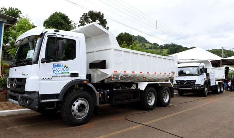 Prefeitura adquire três caminhões 