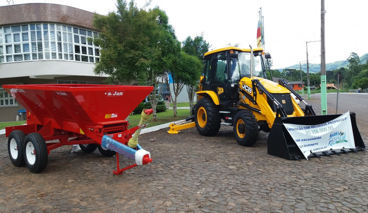Prefeitura adquire máquina, veículos e equipamentos